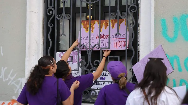 Marcha 8M afuera de edificio de la UdeG 5